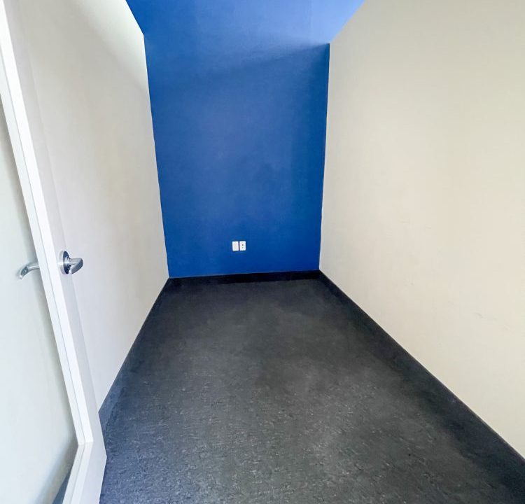 Queens Ave. 201 - 06a