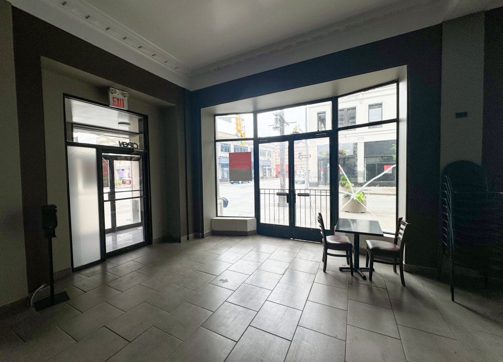 University Ave. W. 98 - 20a
