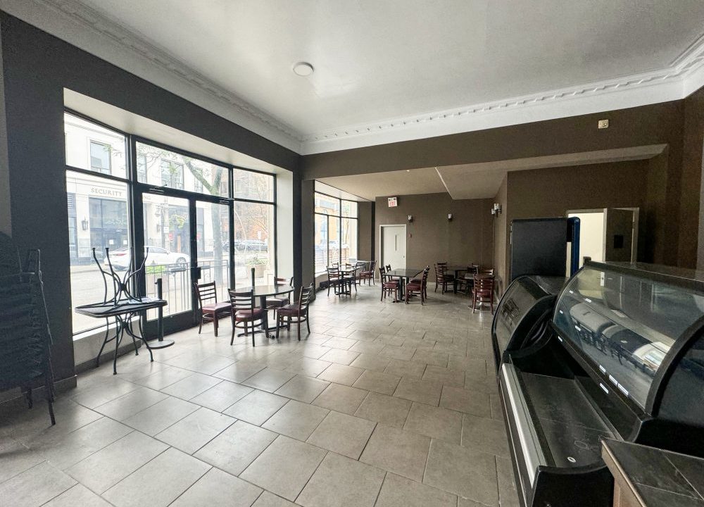 University Ave. W. 98 - 21a
