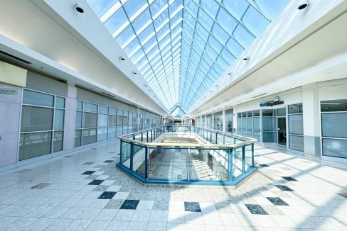 Wonderland Rd. S. 785 - 03a