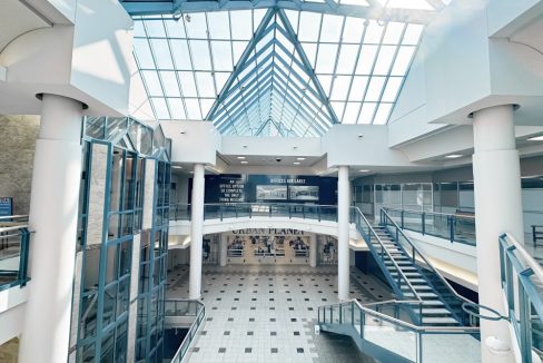 Wonderland Rd. S. 785 - 05a