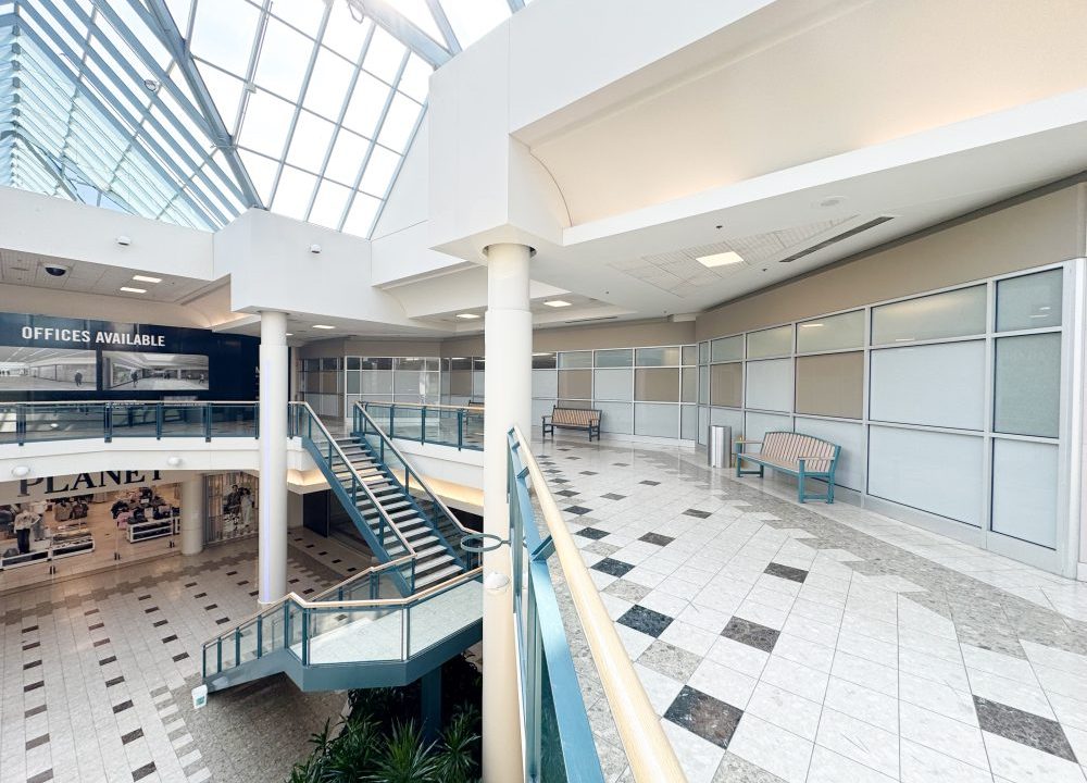 Wonderland Rd. S. 785 - 07a