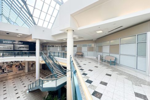 Wonderland Rd. S. 785 - 07a