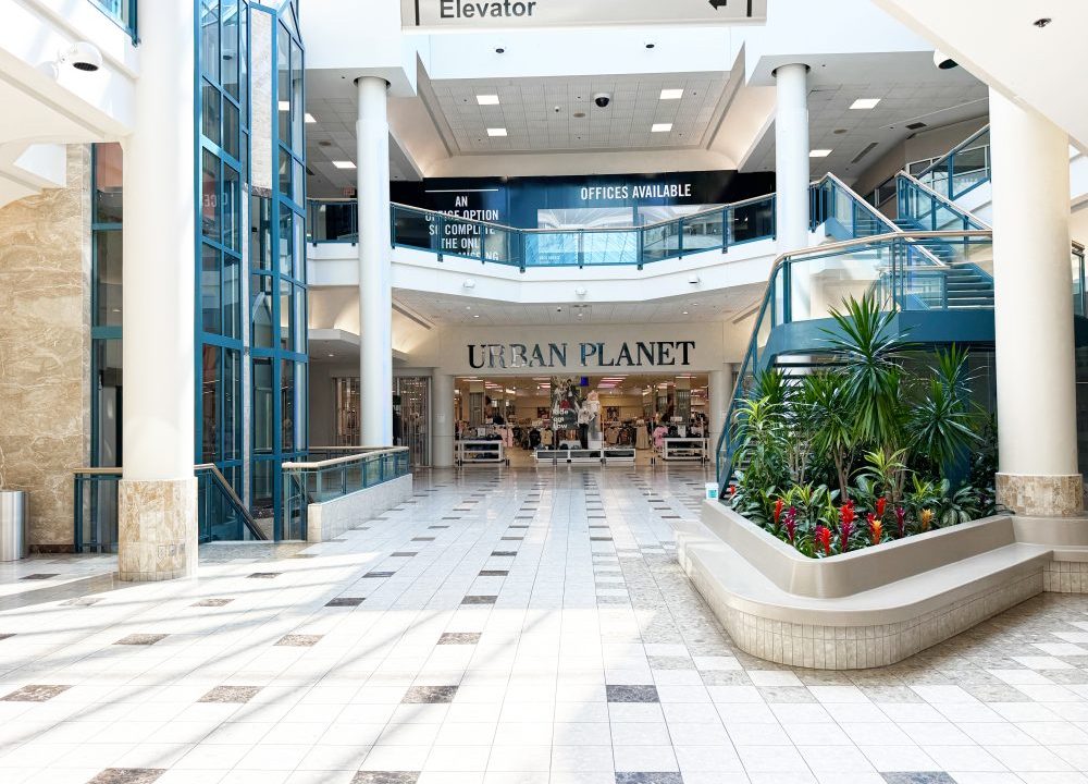 Wonderland Rd. S. 785 - 08a