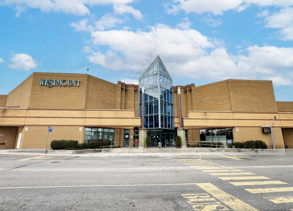 Wonderland Rd. S. 785 - 77a