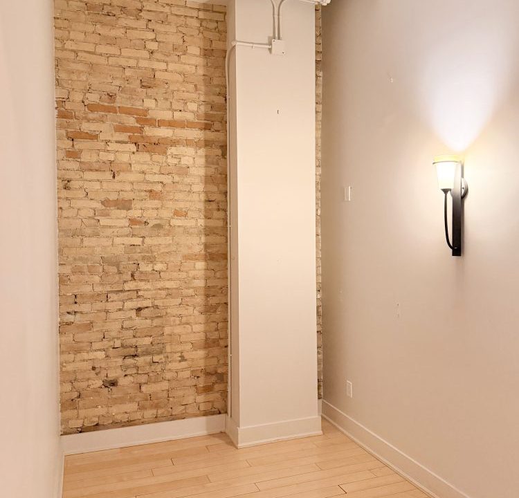 Dundas St. 201 - 11a