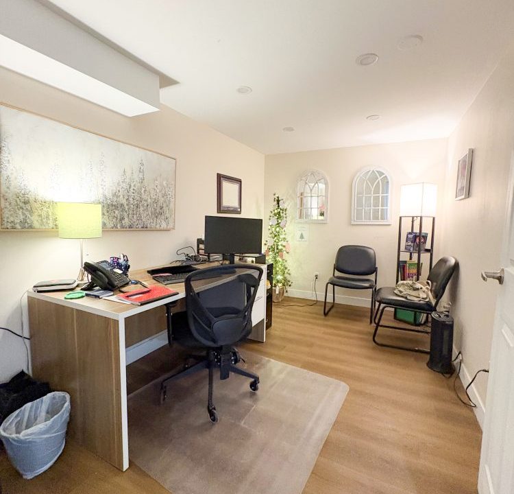 Queens Ave. 570 - 11a