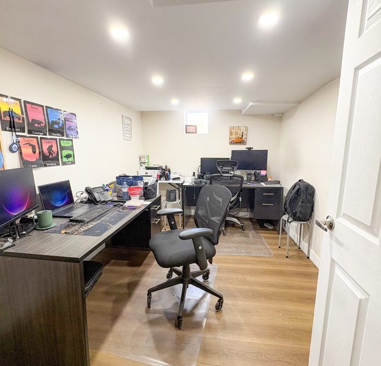 Queens Ave. 570 - 12a