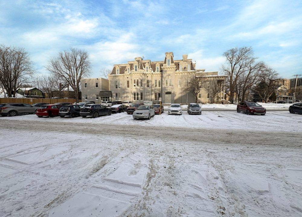 Queens Ave. 602 - 20a