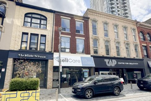 Dundas St. 207 - 02a