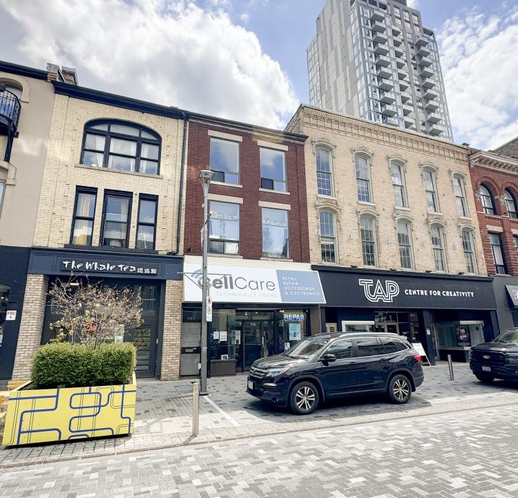 Dundas St. 207 - 02a